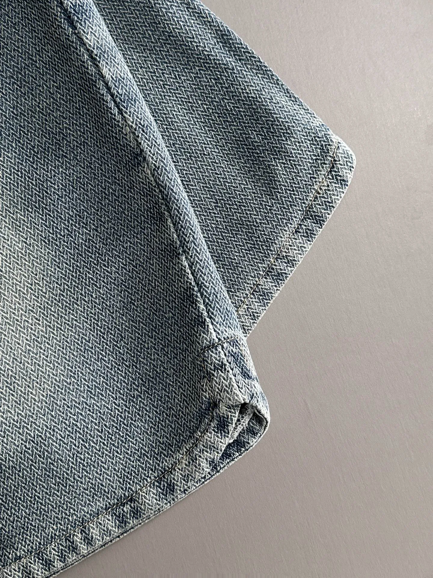 🅿️330 Stone Island 2025 summer new jeans denim shorts are woven from imported Japanese Denim plain cotton denim fabrics. They have three standards. The top stonewashing process makes the texture reach the old taste of the 1980s. It is soft, delicate, comfortable and breathable. The color has a modern and fashionable vicissitudes. The upper body is versatile and fashionable! Light luxury, a must-have item for daily commuting! Size: M-4XL (please state your height and weight when placing an order)